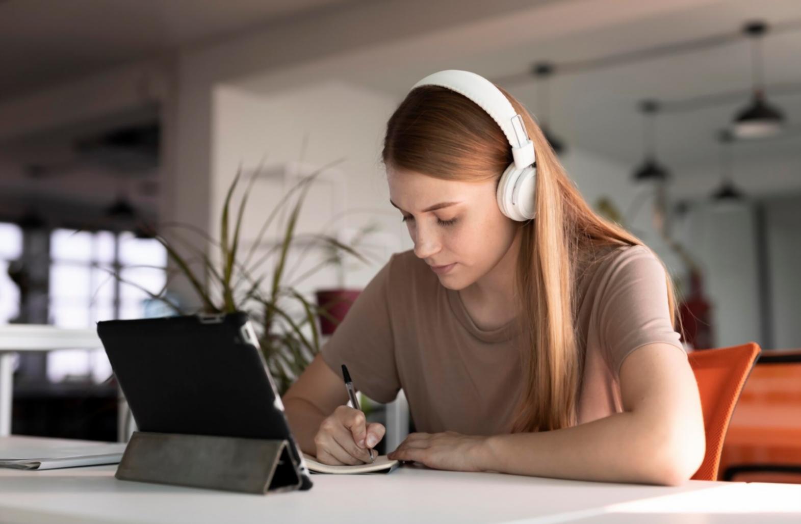 Étudiants travaillant sur la localisation de jeux mobiles